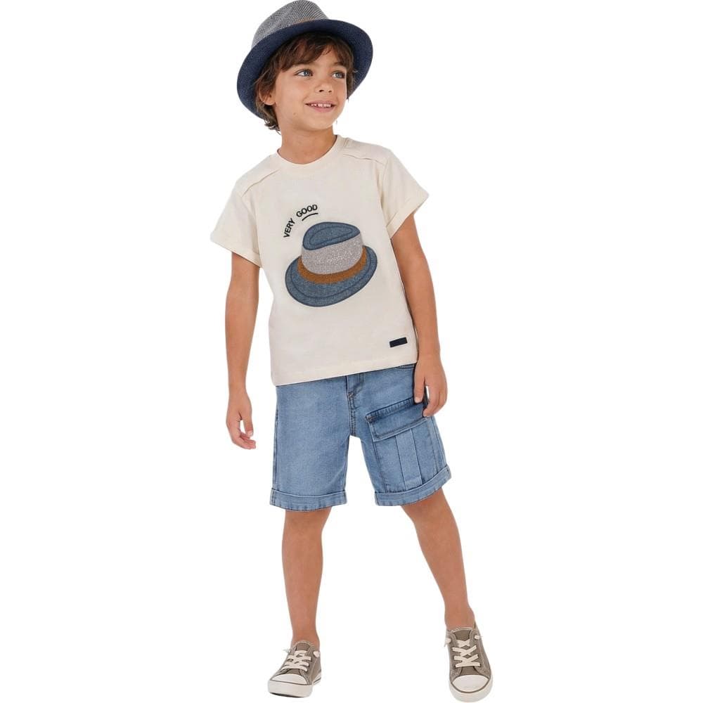 Yazlık üç parçalı, şapka, tişört ve kot şortlu takım elbise (1/3)